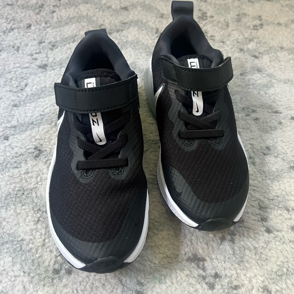 NWOT Nike Air Zoom Arcadia Boys Running Shoes Tennis Shoes Black White Sneakers - Picture 9 of 13